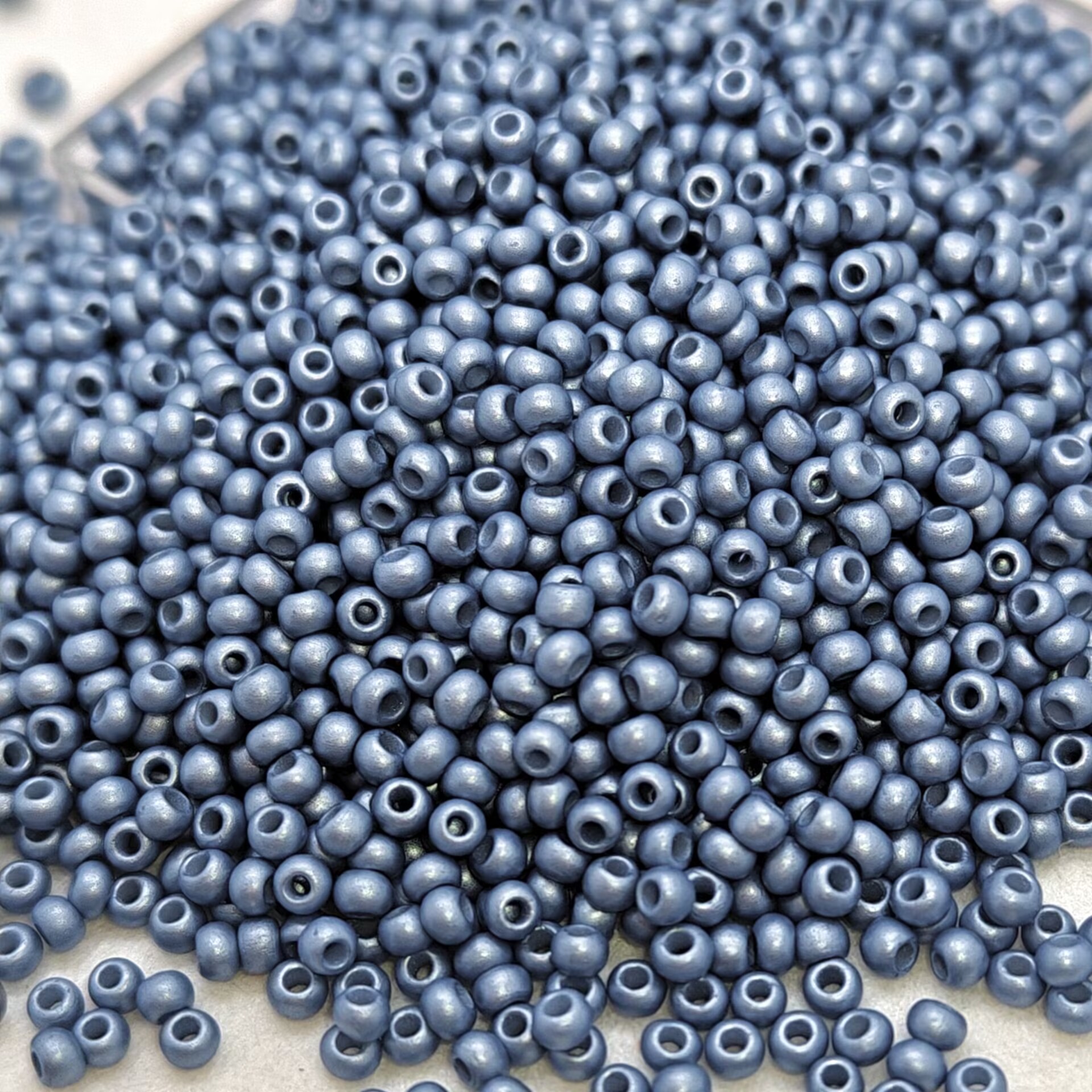 600pcs Round Glossy Glass Seed Beads for Jewelry Making
